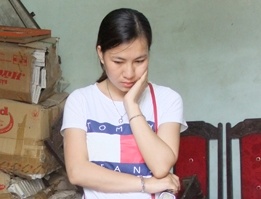 Nu 9X buon ban thiet bi phuc vu cho viec co bac bip hinh anh
