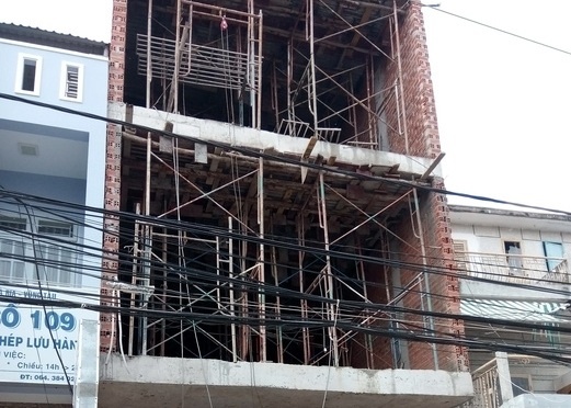 Bi phong dien vi cam thanh sat gan duong day dien hinh anh