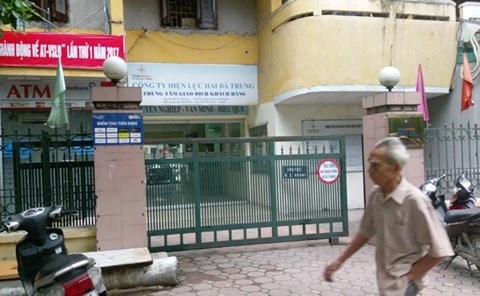 Dinh chi nhan vien dien luc phanh ao nguc, doa danh khach hinh anh