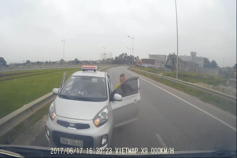 Tai xe taxi di nguoc chieu, rut tuyp sat khai voi di cho nguoi bi nan hinh anh