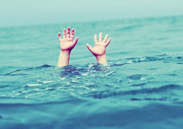 Hai chi em ruot duoi nuoc duoi ao cua gia dinh hinh anh