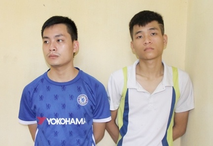 Hai thanh nien bit mat, cam sung K54 ban nhieu phat 'dan mat' doi thu hinh anh