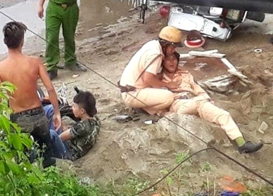 Ba thanh nien 10X dam thang vao moto CSGT, 2 nguoi nhap vien hinh anh