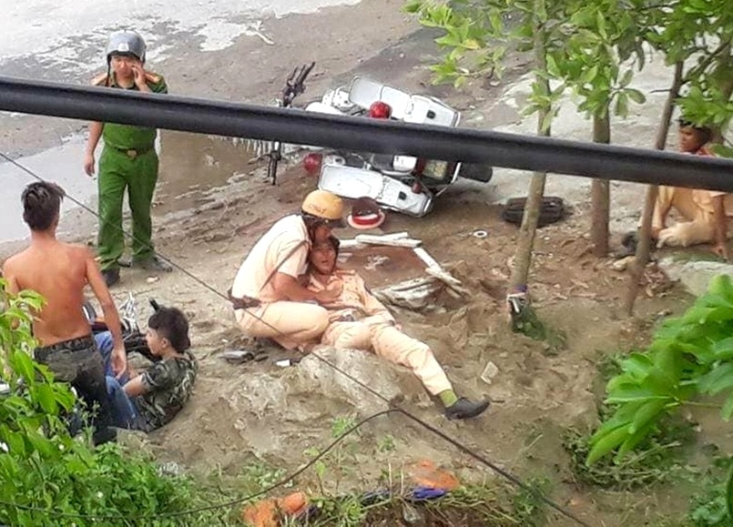 tông vào xe CSGT ảnh 1 tong vao xe CSGT anh 1