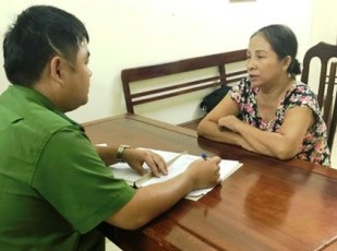 Nguoi phu nu bi bat sau 29 nam tron lenh truy na hinh anh