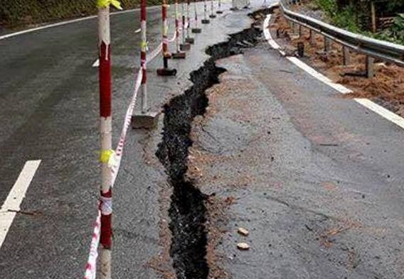 Vet nut dai hon 150 m tren quoc lo gan 2.000 ty sau bao hinh anh