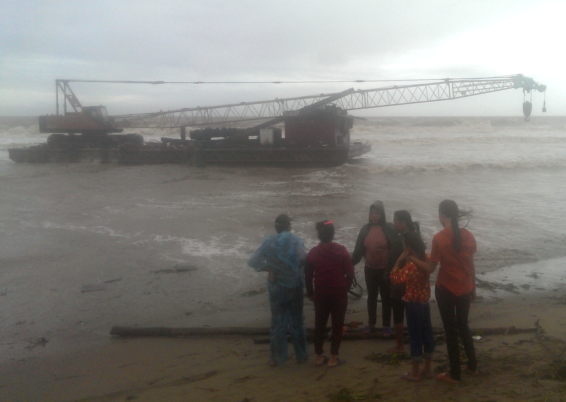 tàu trôi dạt ảnh 1 tau troi dat anh 1