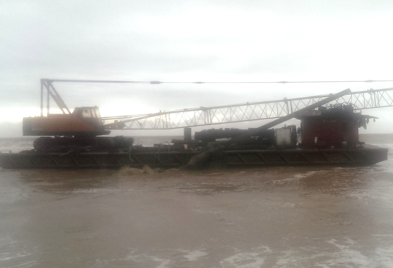 Hai tau vo thep khong nguoi troi dat vao bo bien Thanh Hoa hinh anh