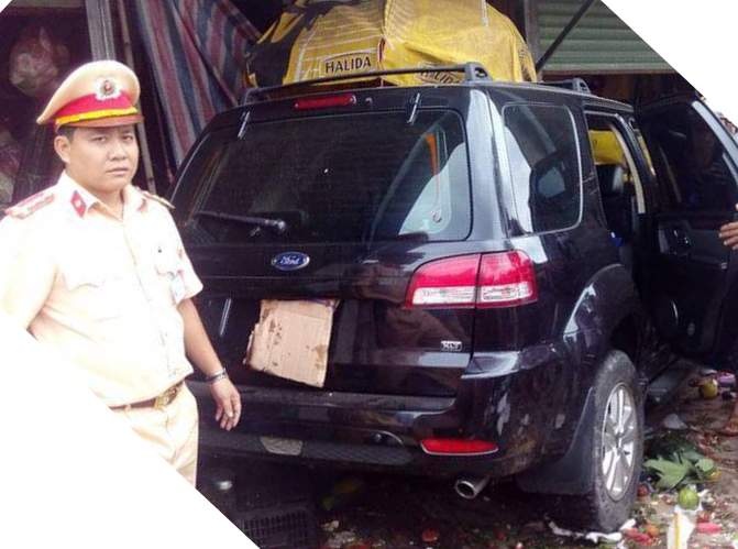 Xe bien xanh dam lien hoan, 1 nguoi chet, 4 nguoi bi thuong hinh anh