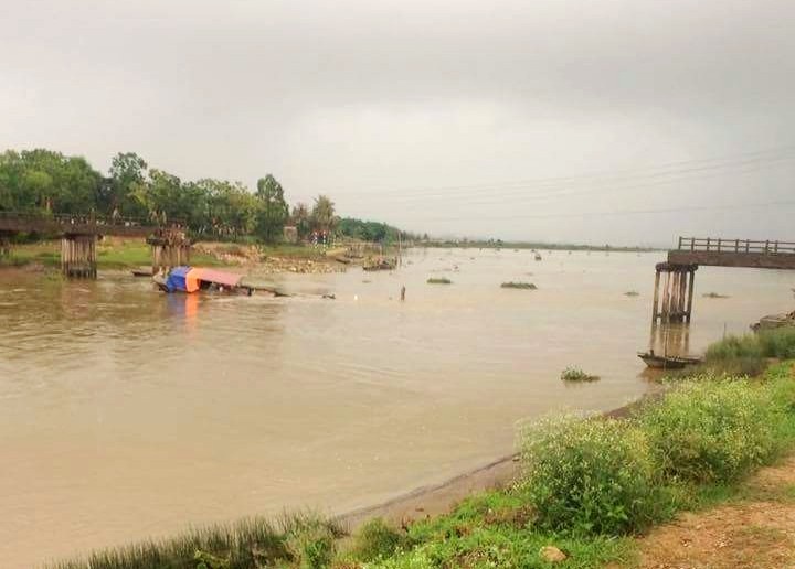 Tau cho cat dam sap cau dai 100 m, 4 nguoi roi xuong song hinh anh