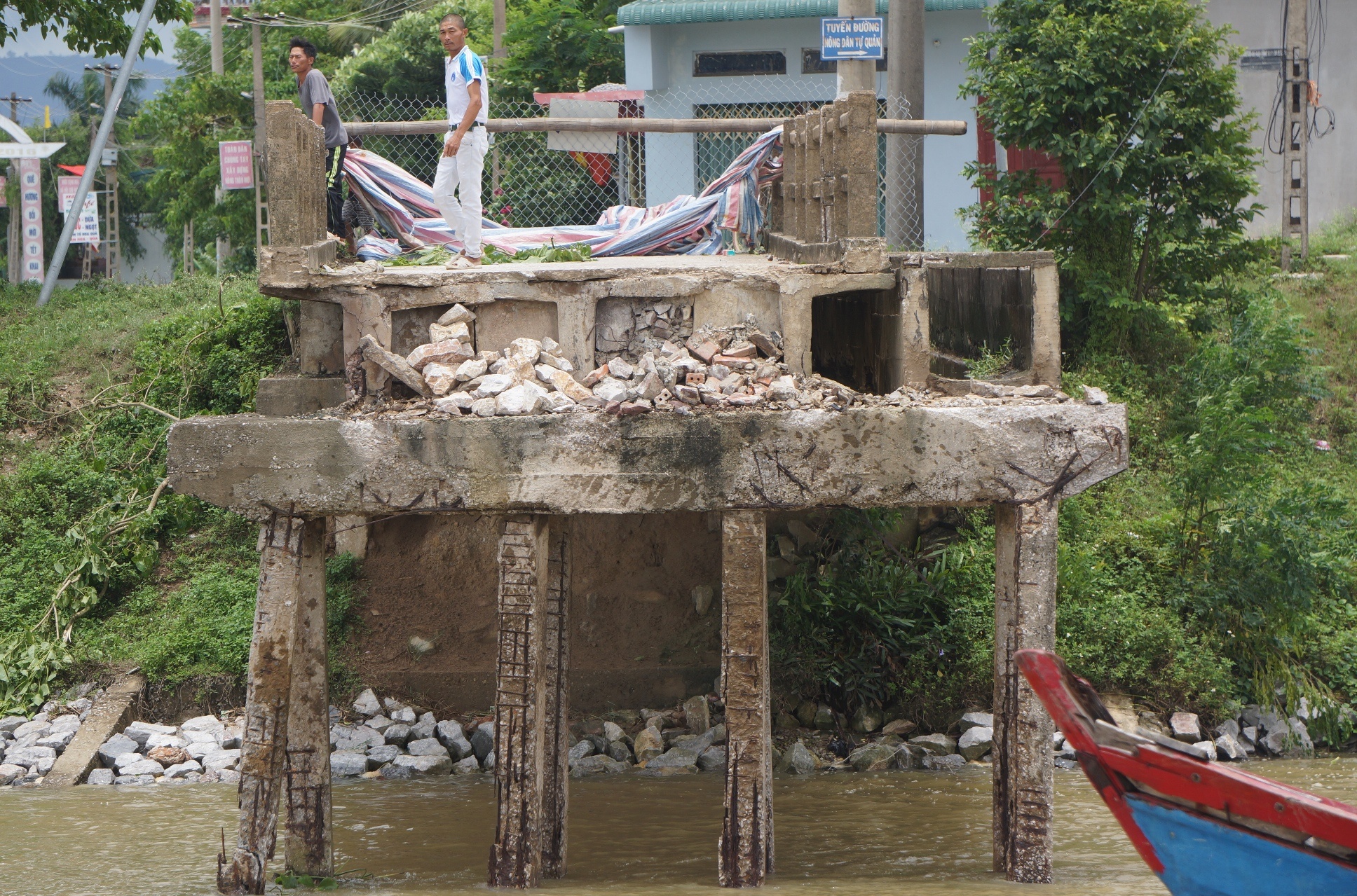 Hang tram ho dan mat loi di sau khi tau cho cat tong sap cau hinh anh