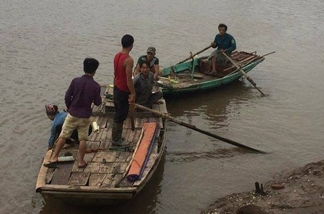 Nam sinh bi duoi nuoc sau khi den truong nhan lop 10 hinh anh