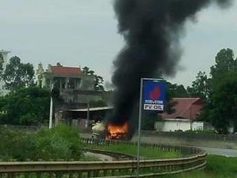 Quoc lo 1A ach tac vi xe bon cho dau boc chay ngun ngut hinh anh