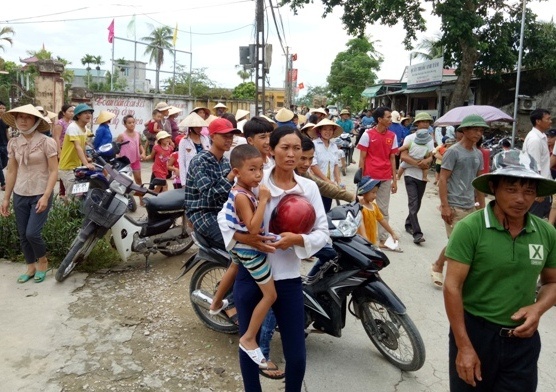 Hang tram phu huynh keo den uy ban xa phan doi sap nhap truong hinh anh