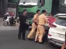 Canh sat giao thong khong che tai xe 'xe dien' hinh anh