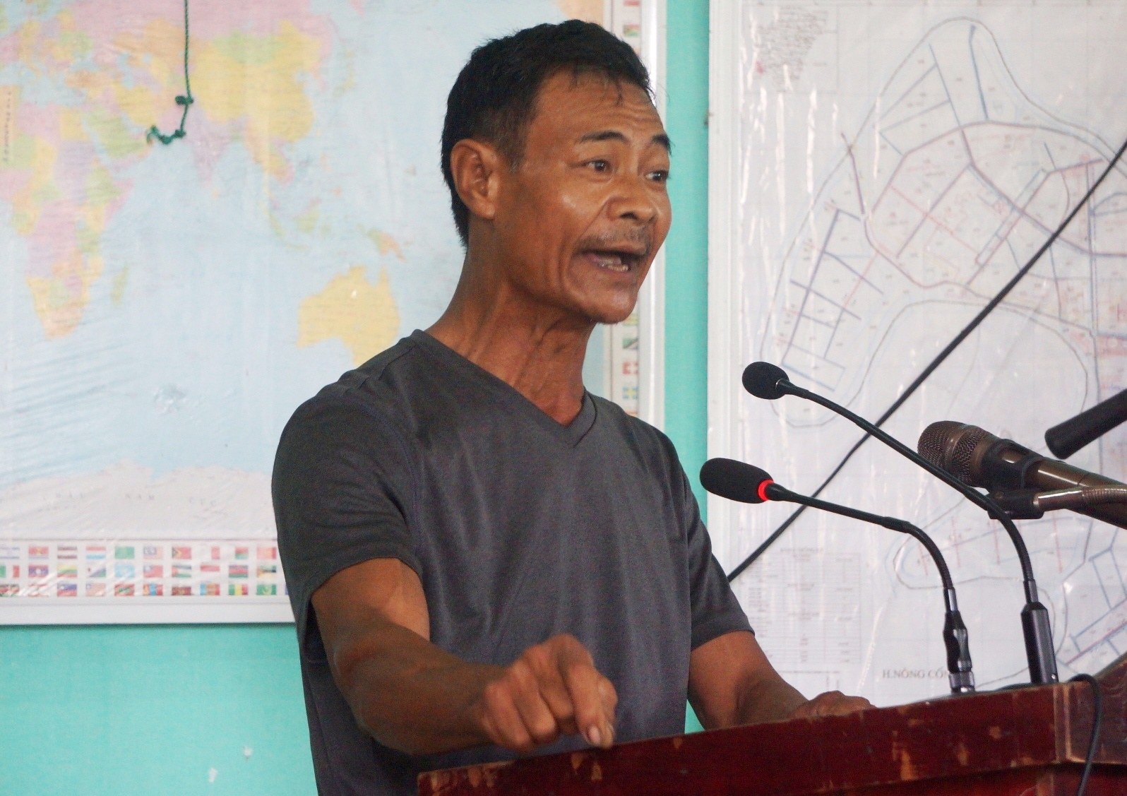 Dan phan doi, Thanh Hoa tam dung sap nhap truong hinh anh