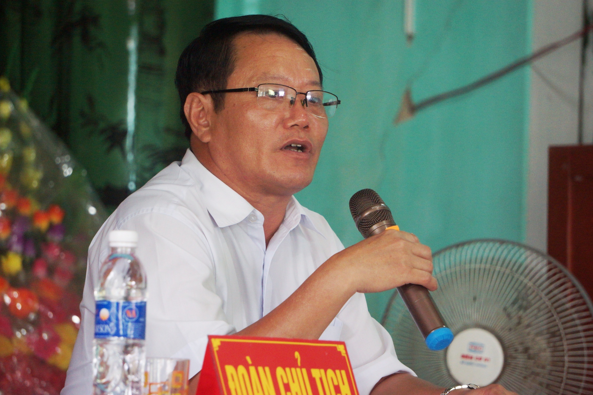 Buoi doi thoai giua lanh dao va phu huynh phan doi sap nhap truong hinh anh