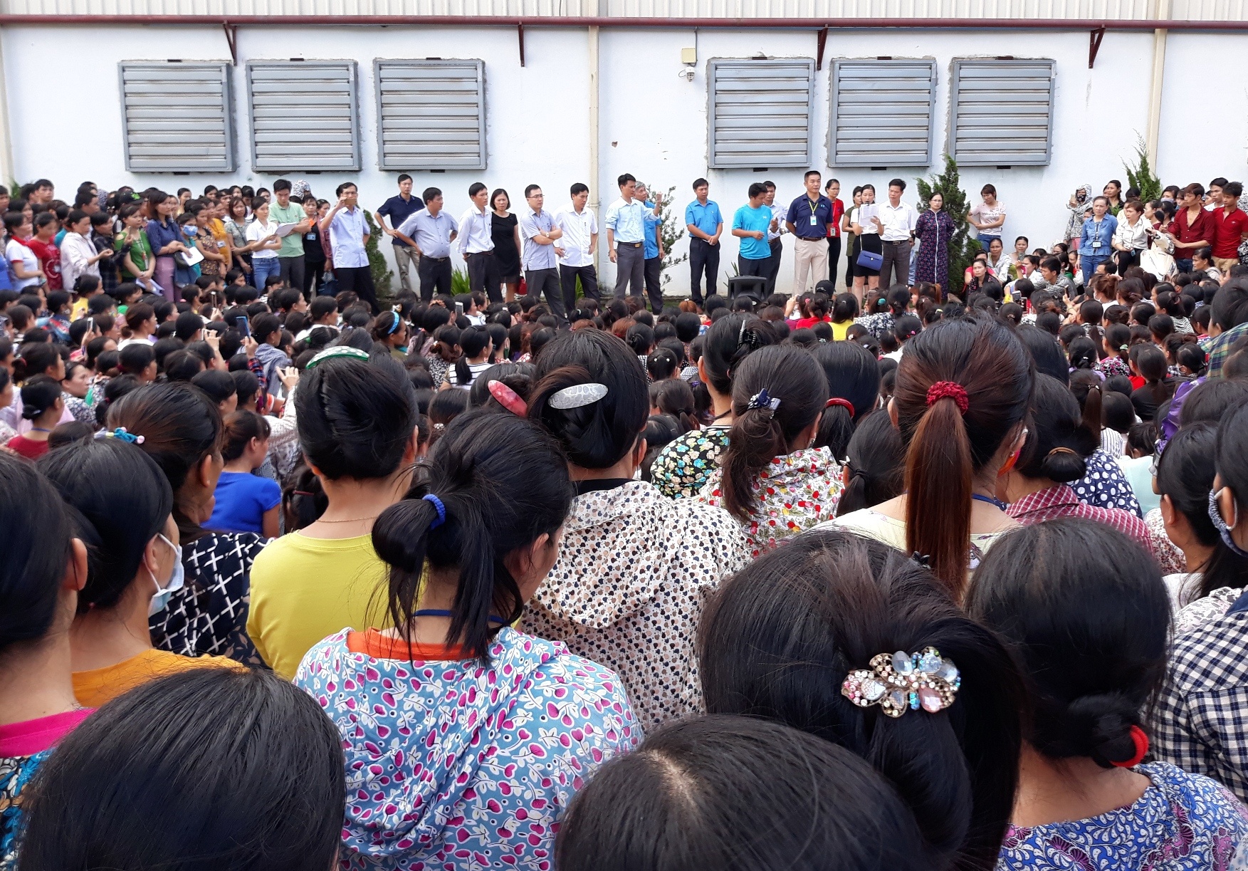 Hang tram cong nhan dinh cong, quoc lo ach tac hinh anh