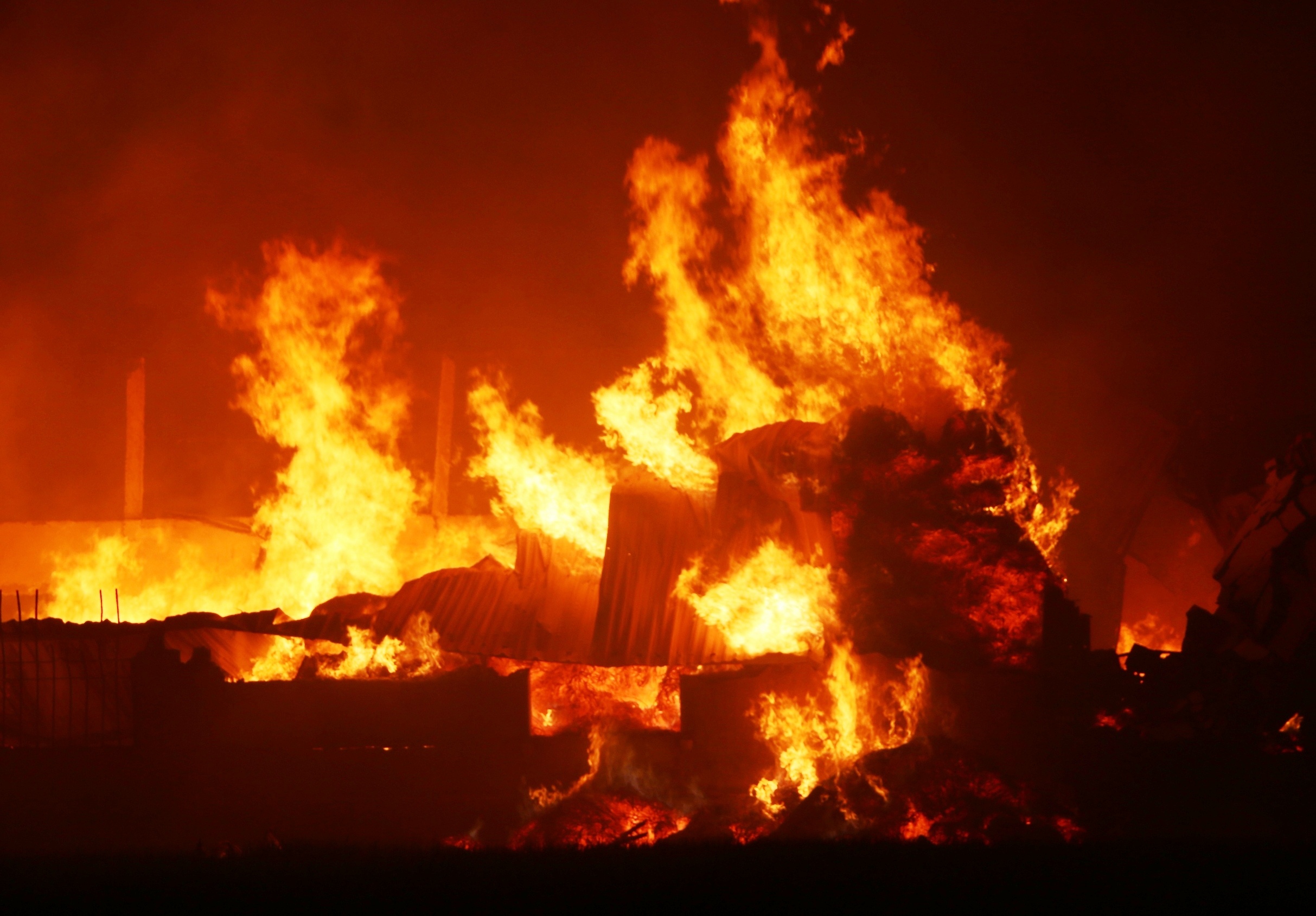 Xuong bong vai, soi 360 m2 chay rui trong dem hinh anh