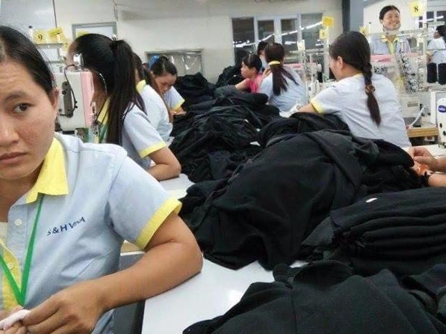 Bo quy dinh 'nguoi than chet phai bao truoc', cong nhan di lam tro lai hinh anh