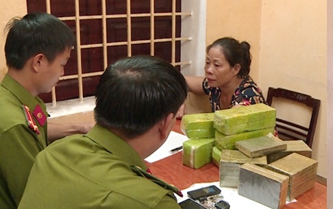 'Nu quai' van chuyen 15 banh heroin va 5 kg ma tuy da bang xe khach hinh anh