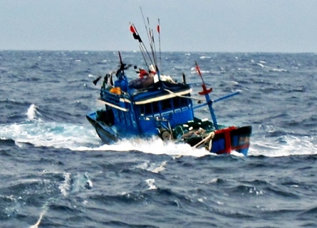 2 ngu dan thoat chet ky dieu khi lenh denh tren bien trong bao so 10 hinh anh