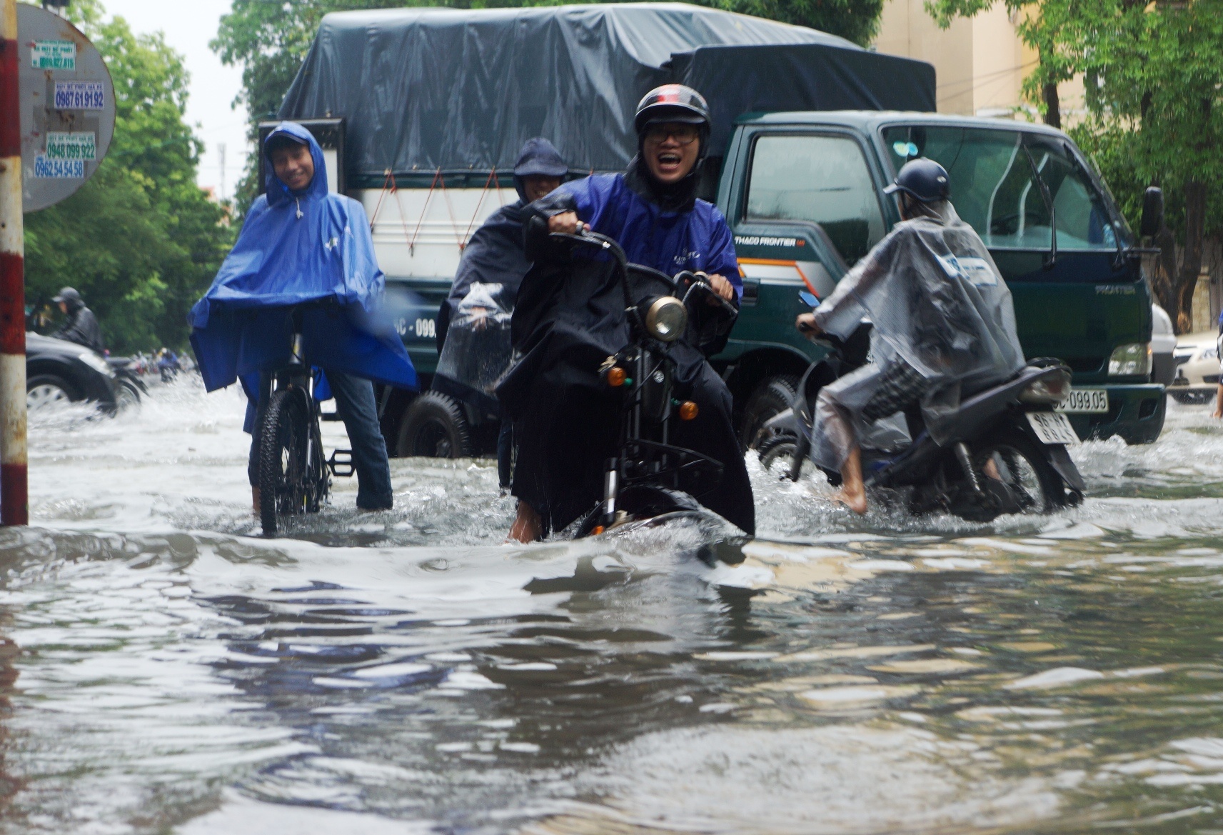tuyen pho thanh song sau mua anh 6