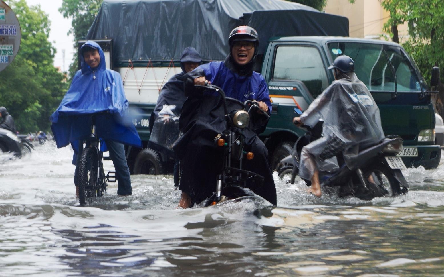 Nhieu tuyen pho o Thanh Hoa thanh song sau mua lon hinh anh