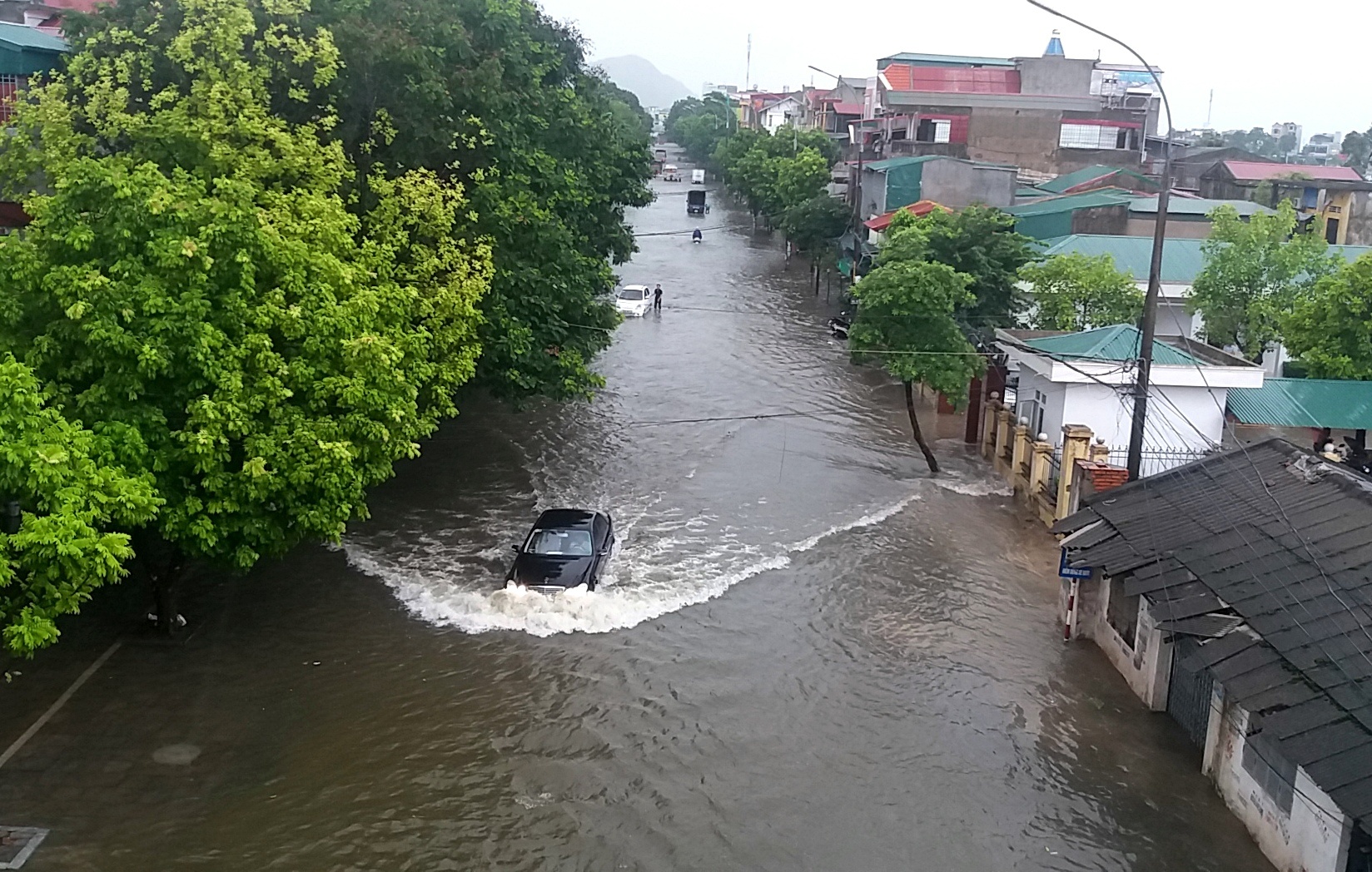 tuyen pho thanh song sau mua anh 1