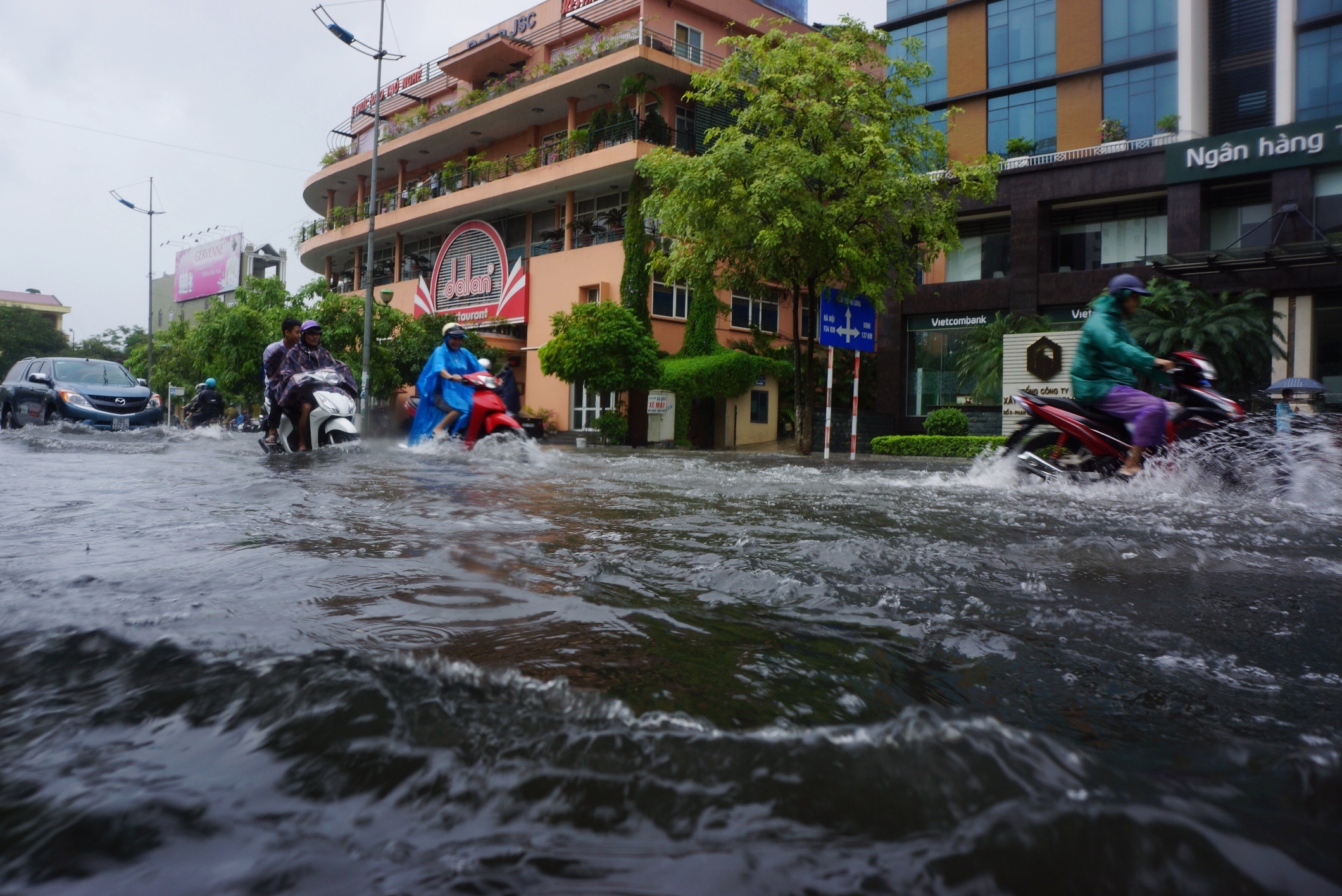Duong pho Thanh Hoa thanh song sau mua hinh anh
