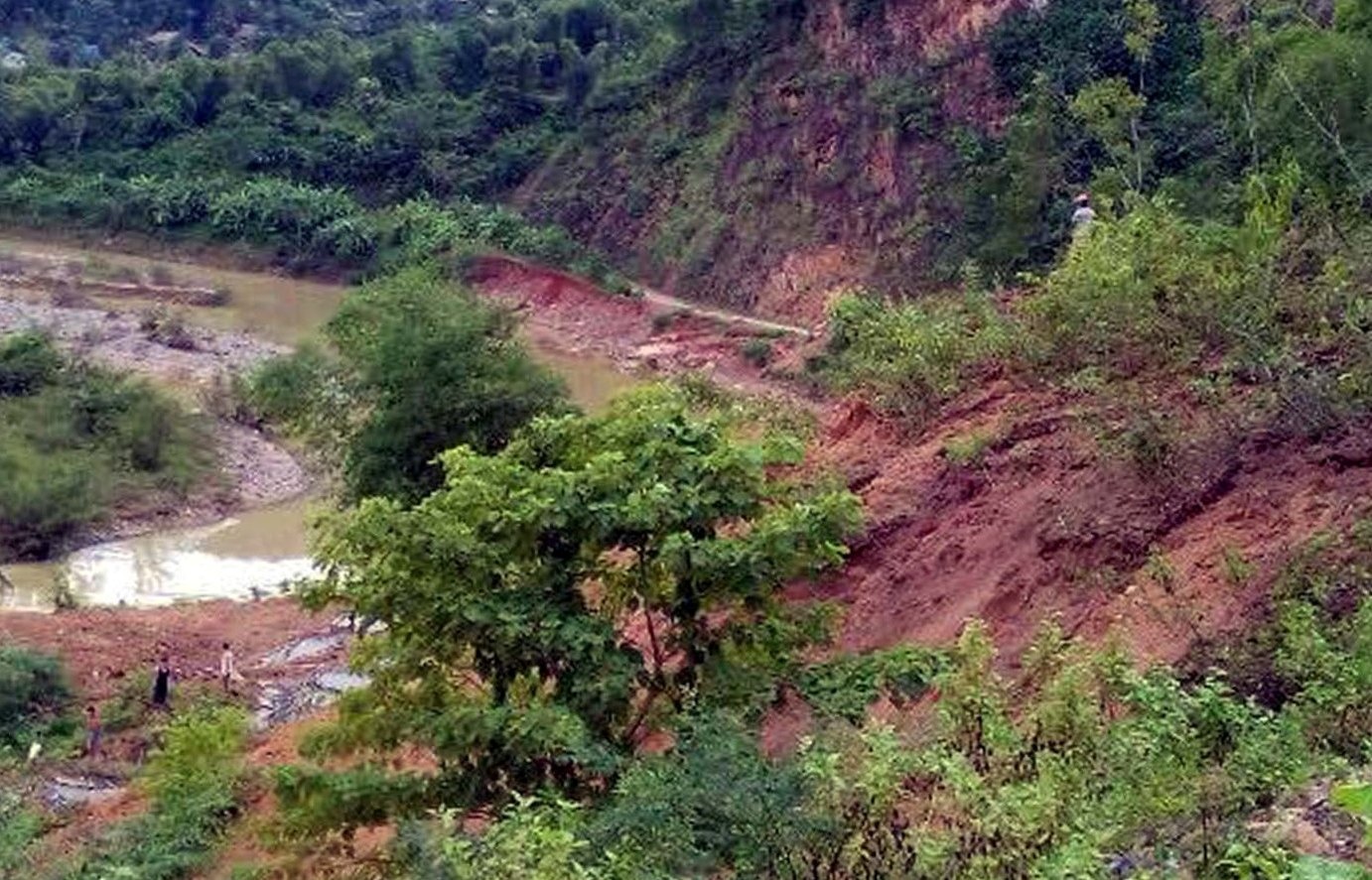 Mua cuon troi 200 m duong o huyen bien gioi, nguoi dan bi co lap hinh anh