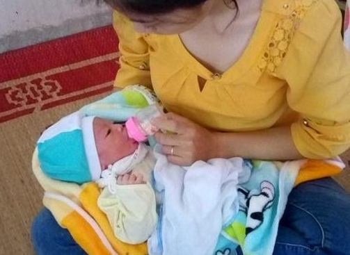 Be gai so sinh bi bo roi cung mot trieu dong trong tui xach hinh anh