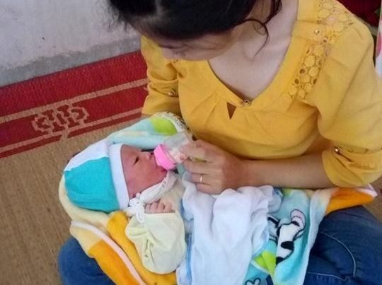 bé gái sơ sinh bị bỏ rơi ảnh 1 be gai so sinh bi bo roi anh 1