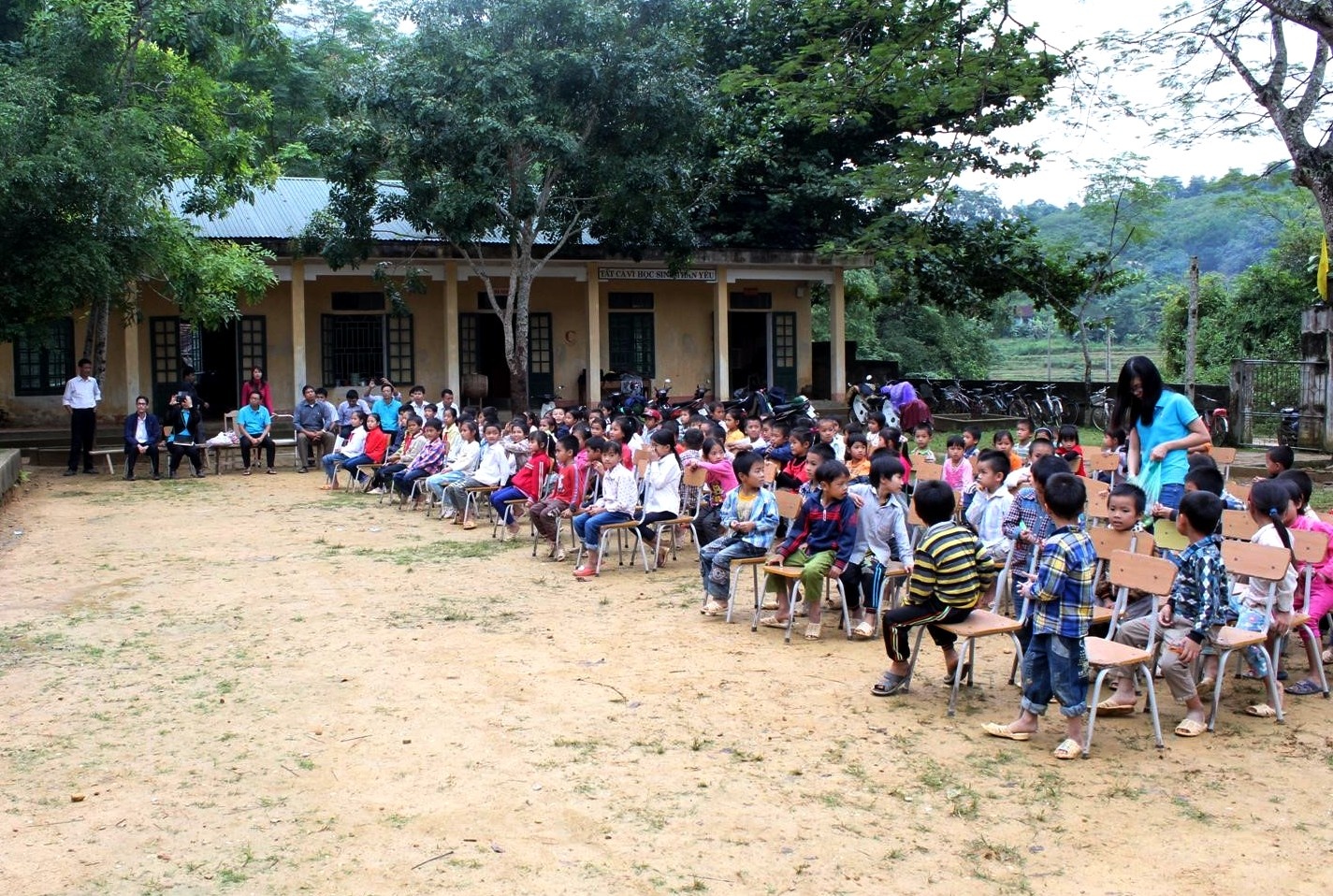Lanh dao 3 truong bi kiem diem vi thu lai tien ho tro hoc sinh ngheo hinh anh