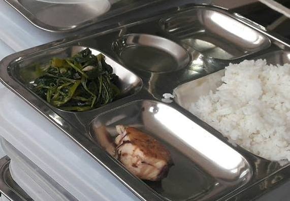 Truong nau suat an 19.000 dong chi co mieng ca nho cho tre bi nhac nho hinh anh