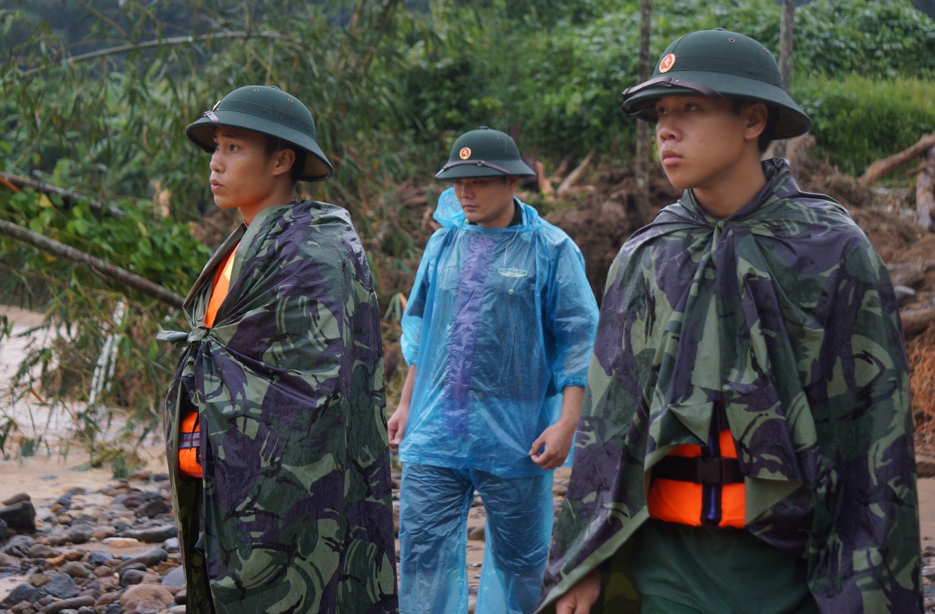 Hon 800 nguoi tim kiem 2 bo doi bien phong bi lu cuon troi hinh anh