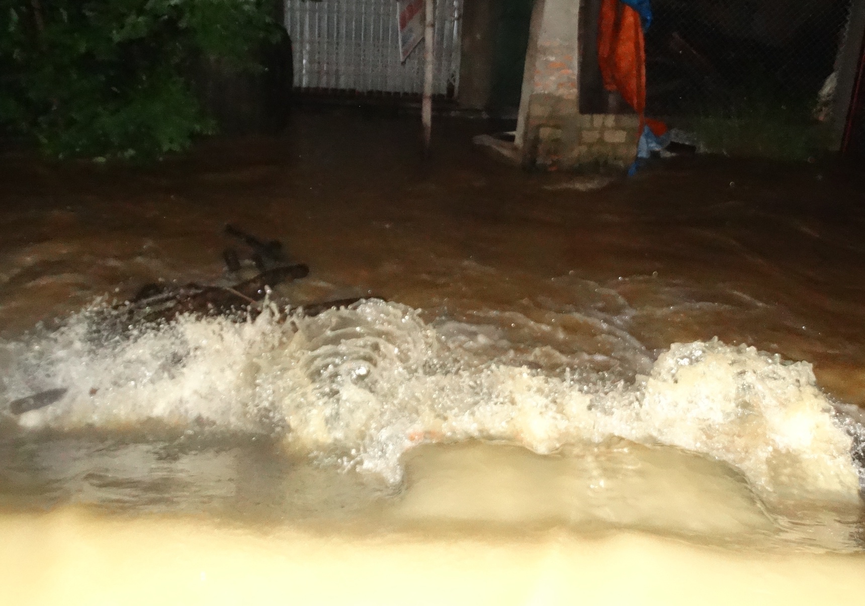 Nuoc lu tran de, hang tram ho dan di doi khan cap trong dem hinh anh
