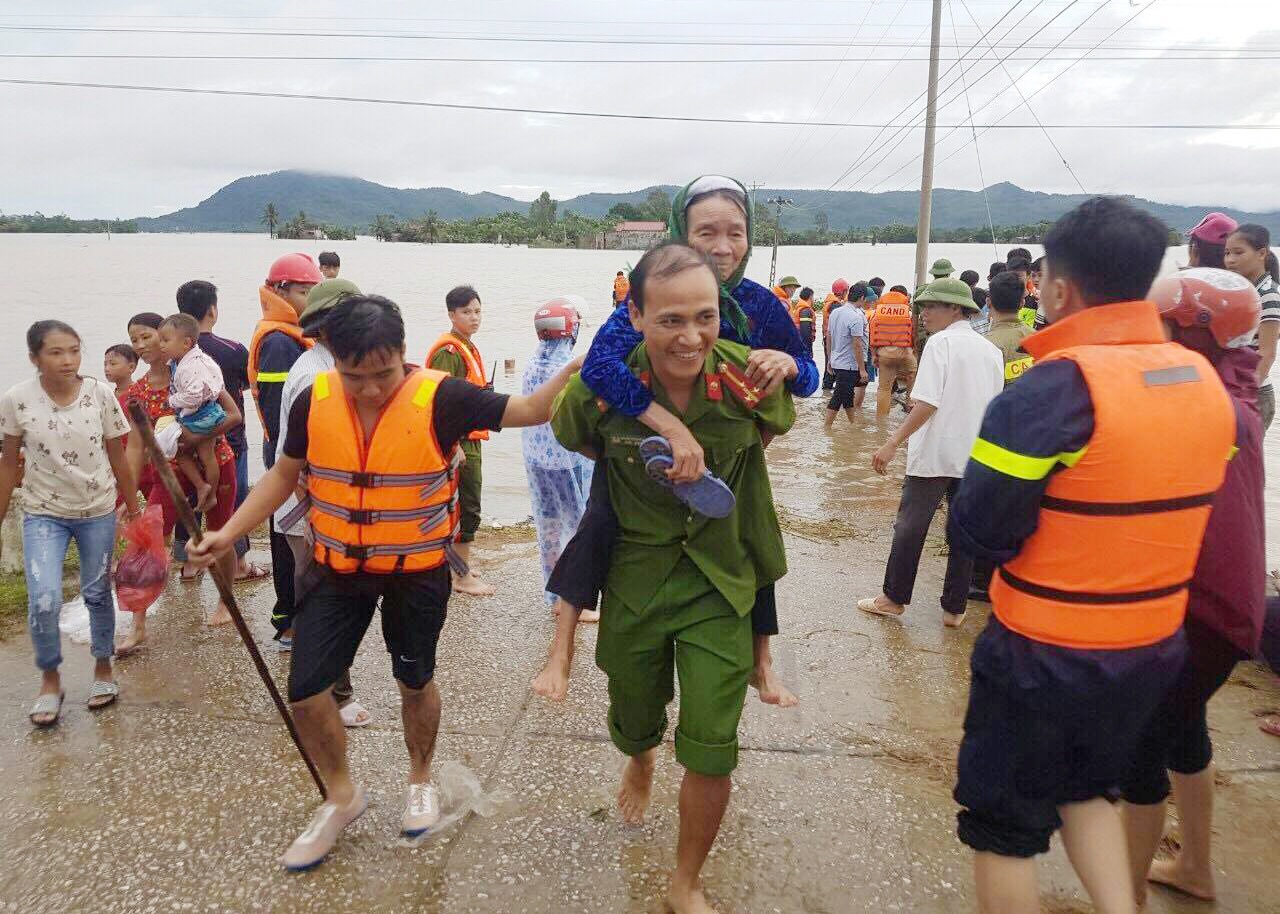 canh sat giup dan anh 1