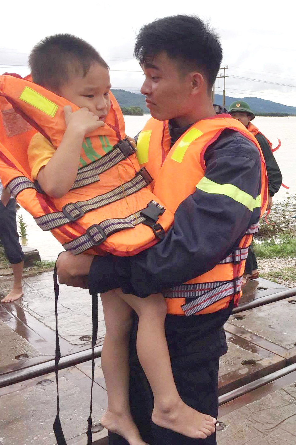 canh sat giup dan anh 5