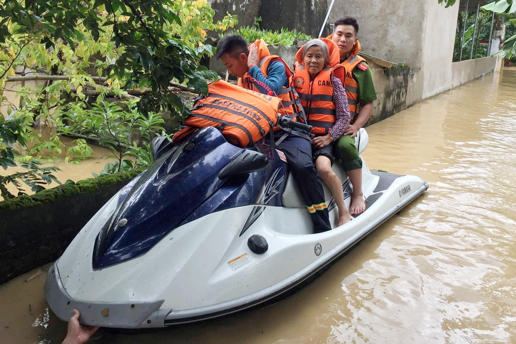 canh sat giup dan anh 2