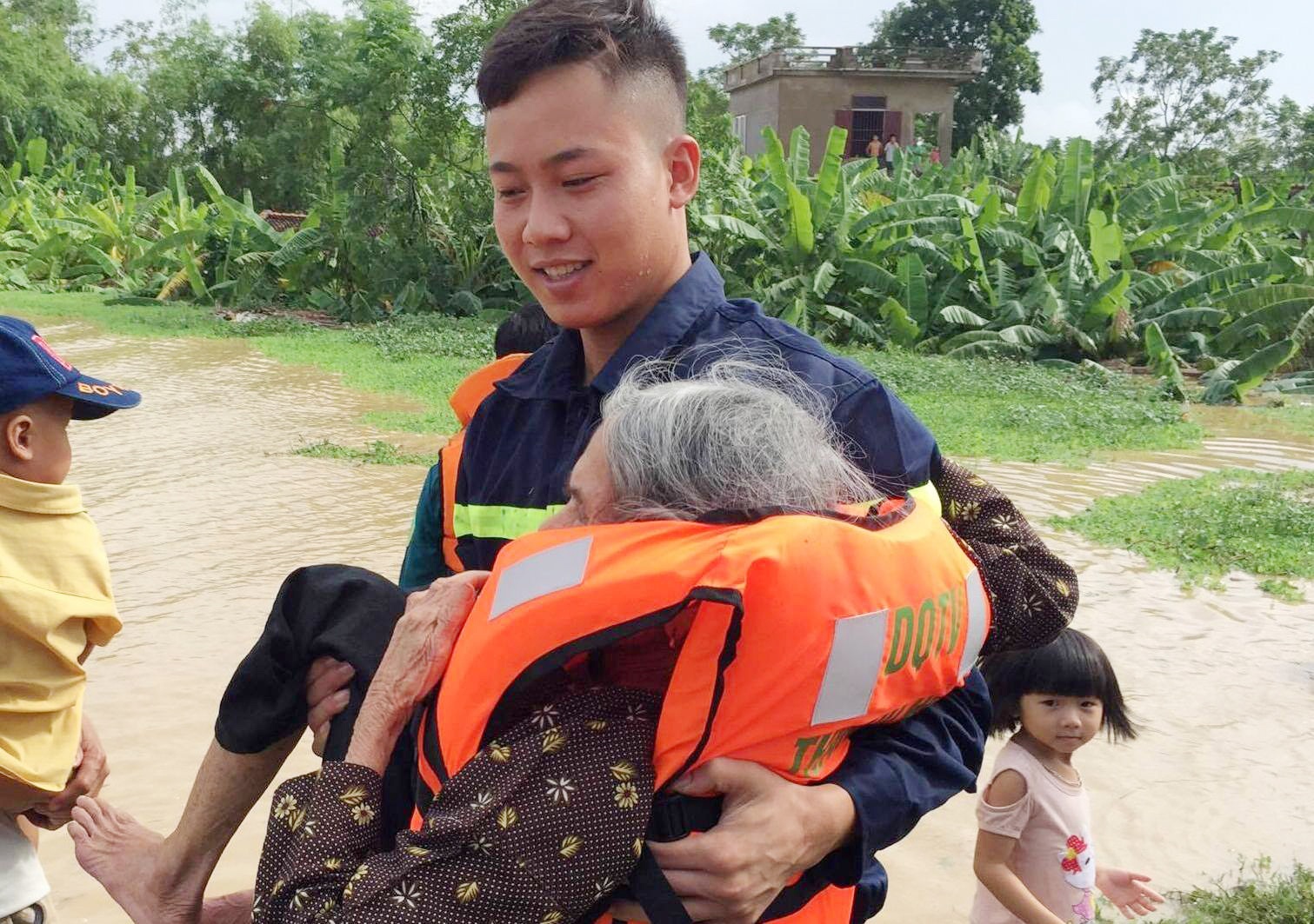 Canh sat giup dan trong mua lu lich su o Thanh Hoa hinh anh