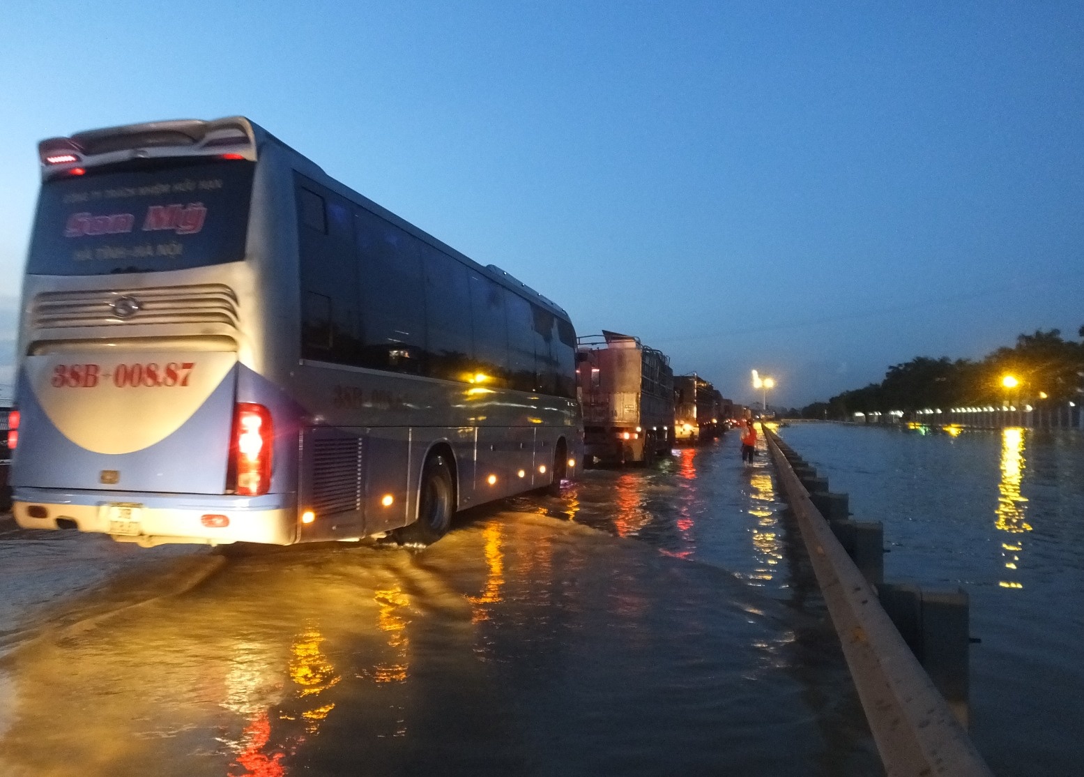 Oto chet may giua dong lu, quoc lo 1A qua Thanh Hoa ach tac nhieu gio hinh anh