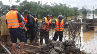 Bo doi dam mua cuu de vo, tranh ngap cho hang nghin dan hinh anh