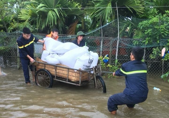 canh sat giup dan anh 7