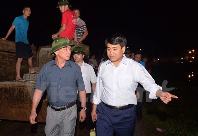Chu tich Ha Noi truc tiep chi dao giua dem vi mua lu bat thuong hinh anh