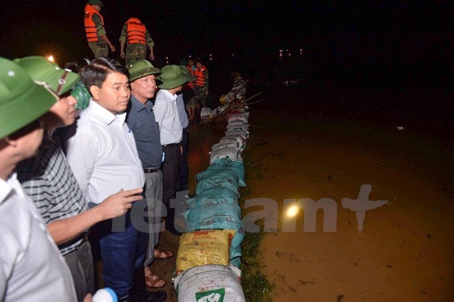 chủ tịch Hà Nội chỉ đạo chống lũ ảnh 2 chu tich Ha Noi chi dao chong lu anh 2