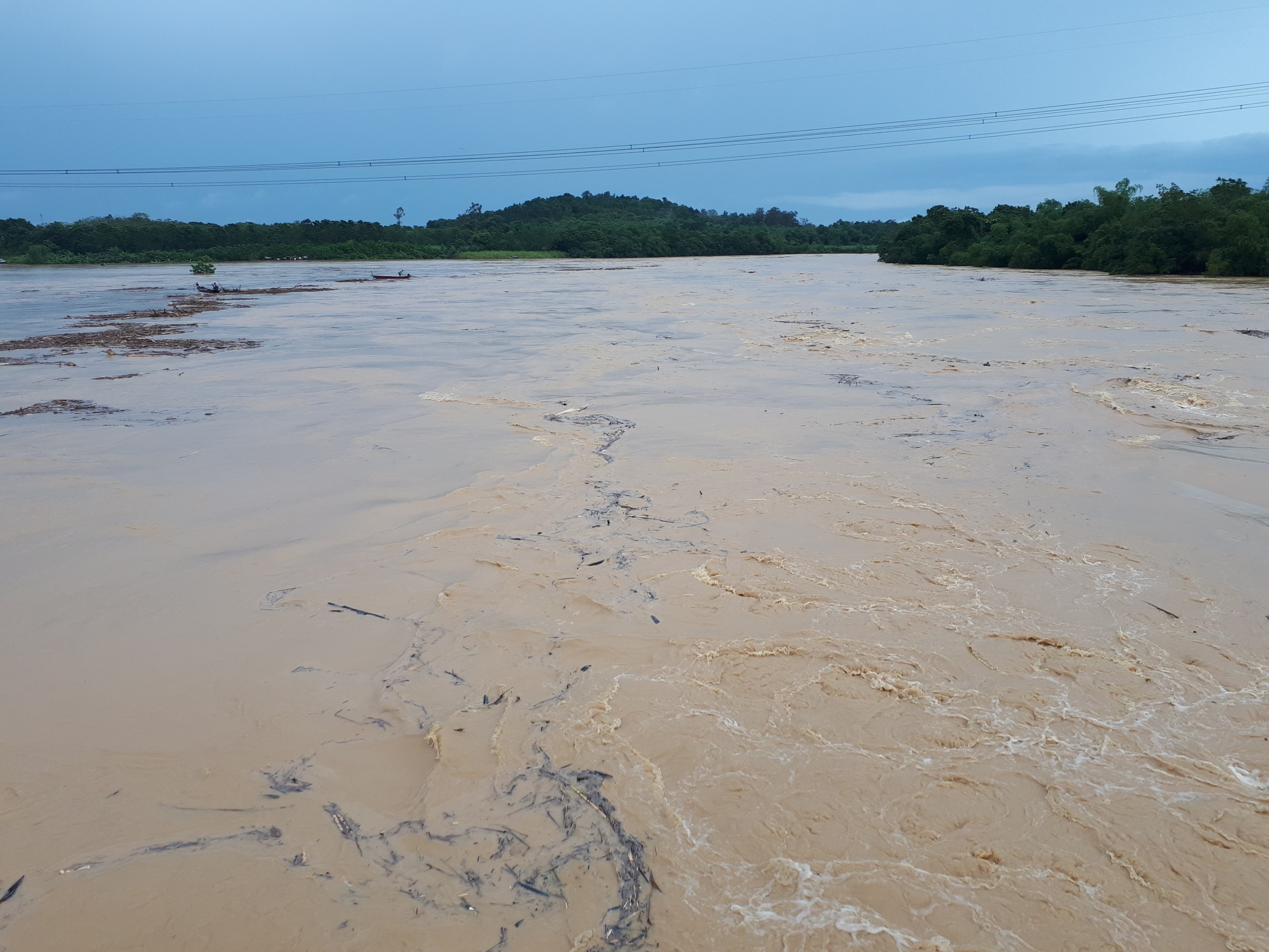 Hai nguoi Lao bi lu cuon troi sang Thanh Hoa hinh anh