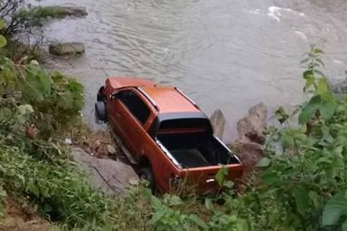 Phat hien thi the nguoi dan ong canh xe ban tai duoi vuc suoi hinh anh