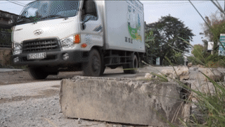 Dan do da chan xe qua tai bam nat duong hinh anh