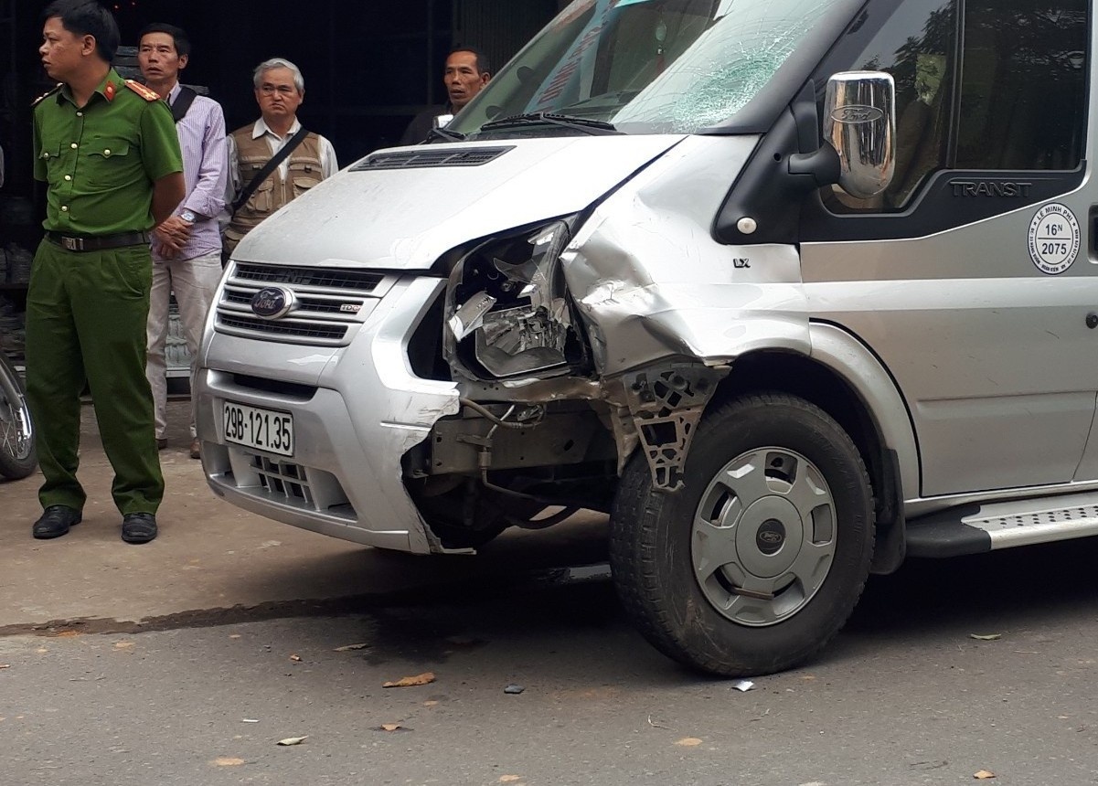 Nguoi dan ong di xe may tu vong sau cu tong doi dau oto khach hinh anh
